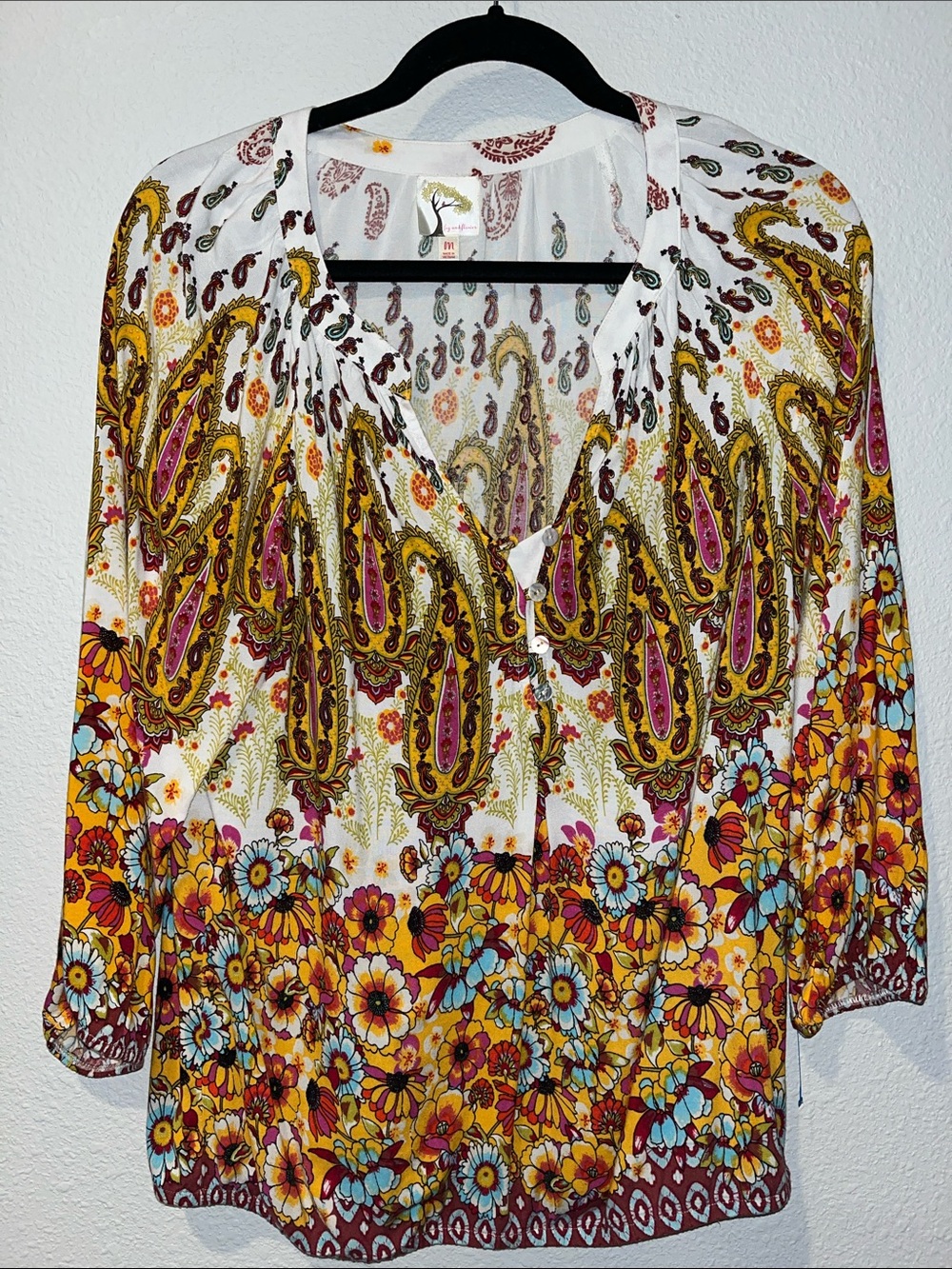 Fig & Flower Boho Paisley Floral
 V-neck Button-Front  Vibrant
Women's Top
Sz M